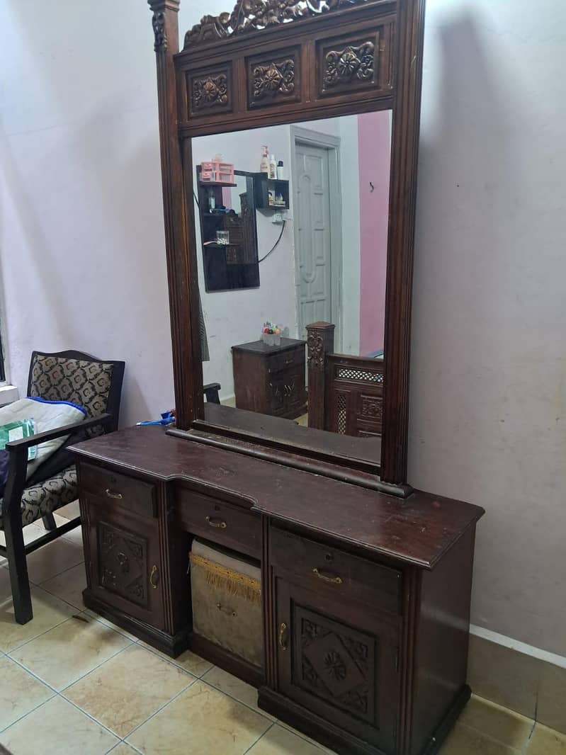 dressing table and side tables 0