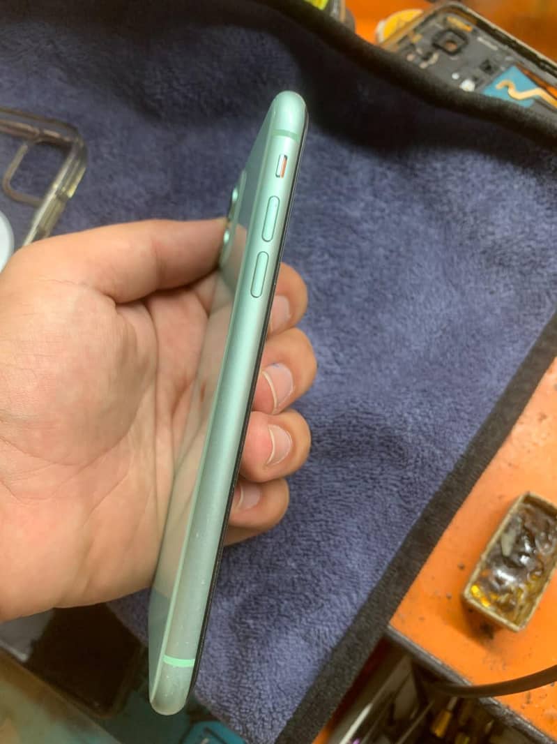 Apple iPhone 11 3