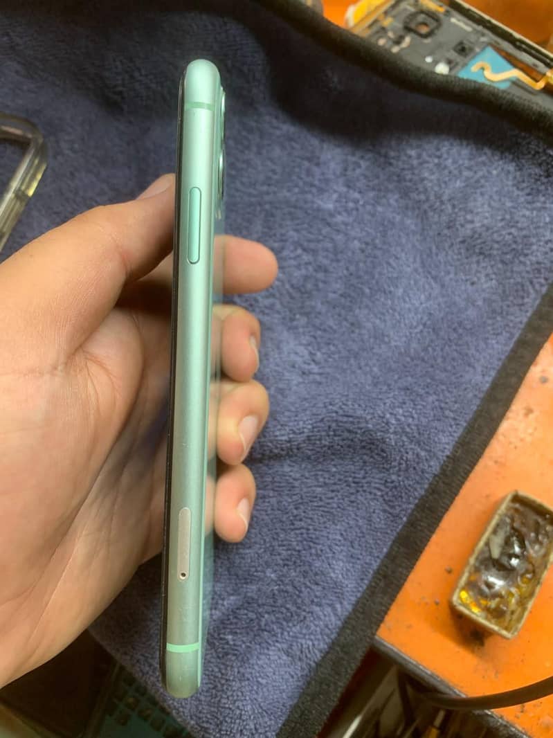 Apple iPhone 11 4