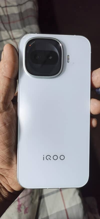 Vivo iQOO