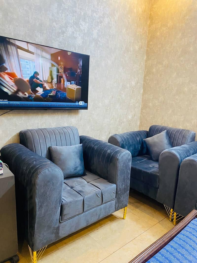 Selling sofas 0