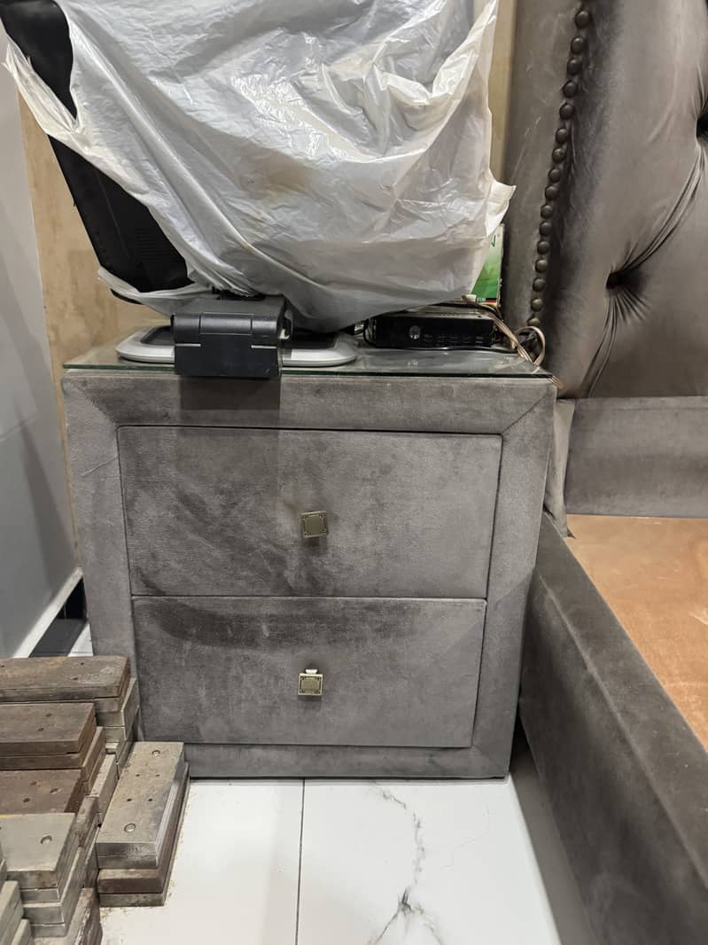 Single bed with one side table 2