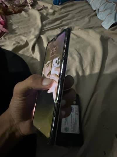 Vivo Y2022 8 gb 128 back back colour utar gya h penal open h side se