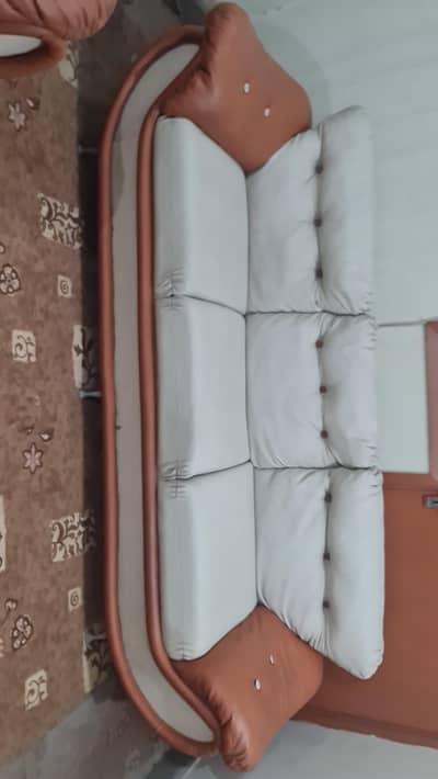 Selling this 7 seater sofa set,