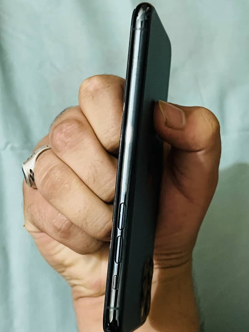 Apple iPhone 11 Pro 4