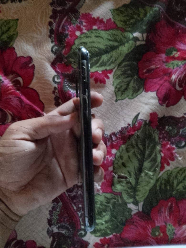 Apple iPhone X 4