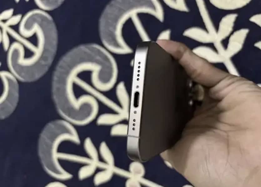 Apple iPhone 15 Pro 4