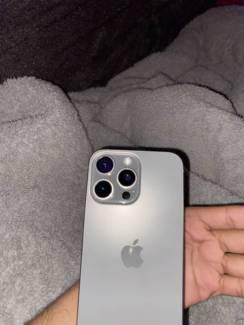 Apple iPhone 16 Pro Max 1
