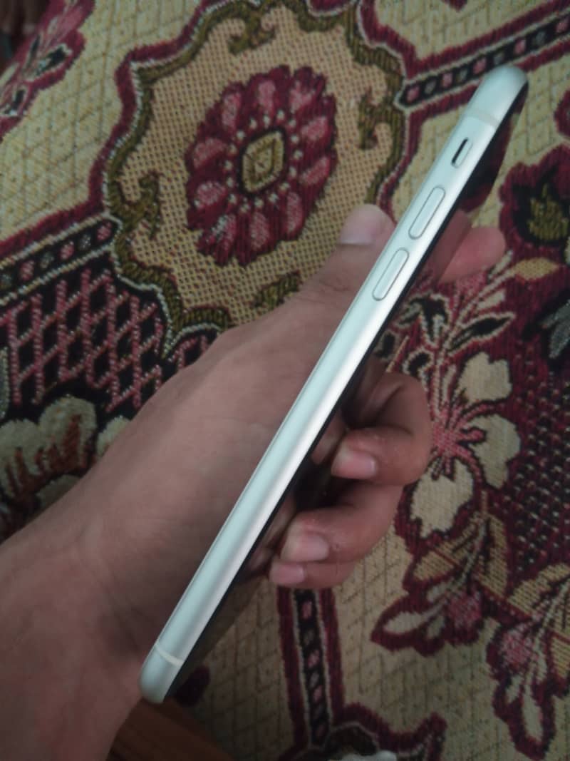 Apple iPhone 11 3