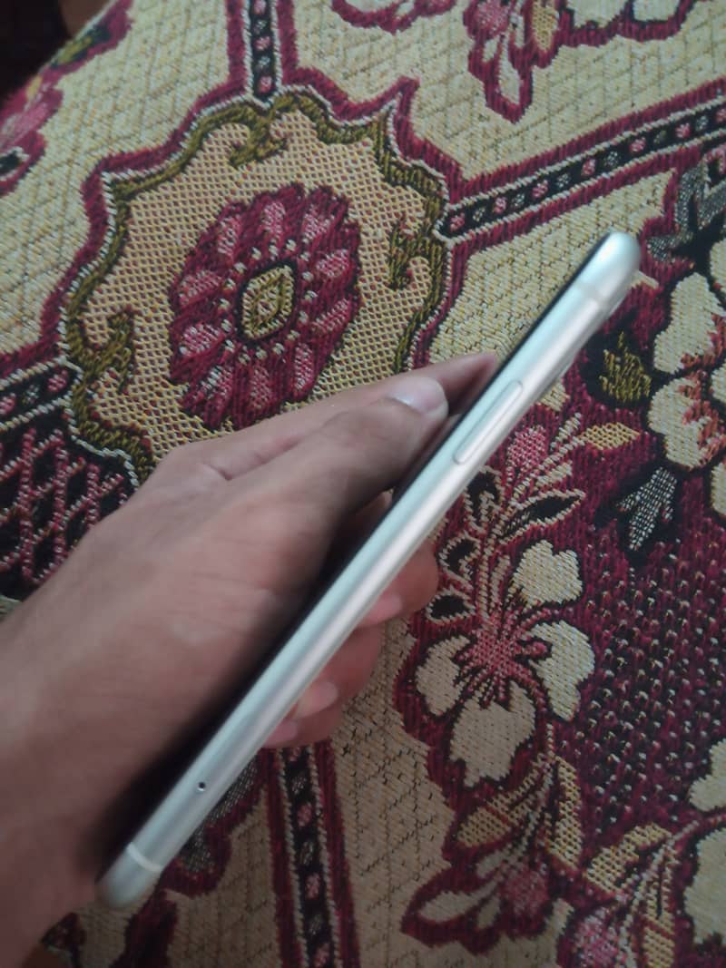 Apple iPhone 11 4