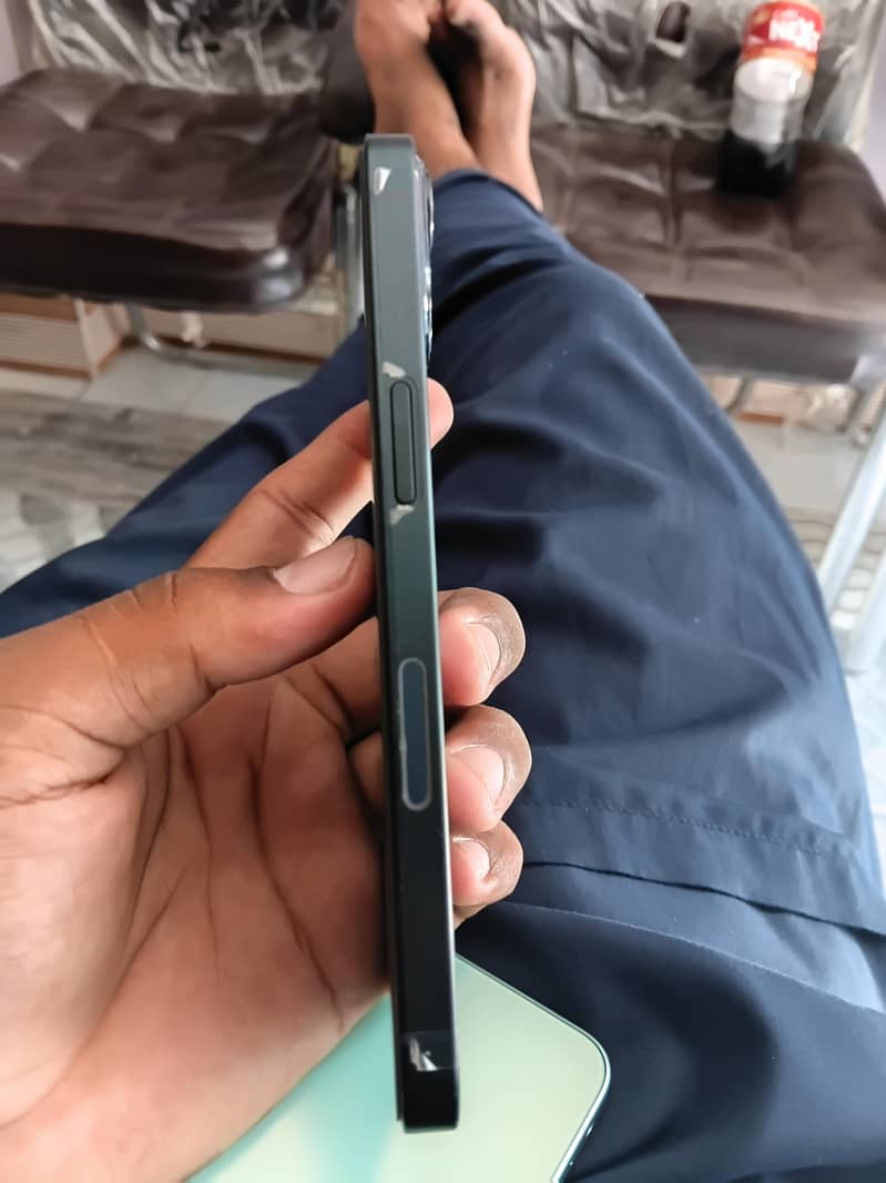 Apple iPhone 13 2