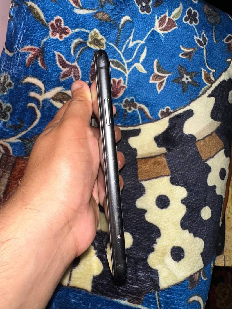 Apple iPhone 11 4