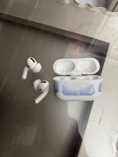 Apple AirPods 1 with MagSafe Charging Case