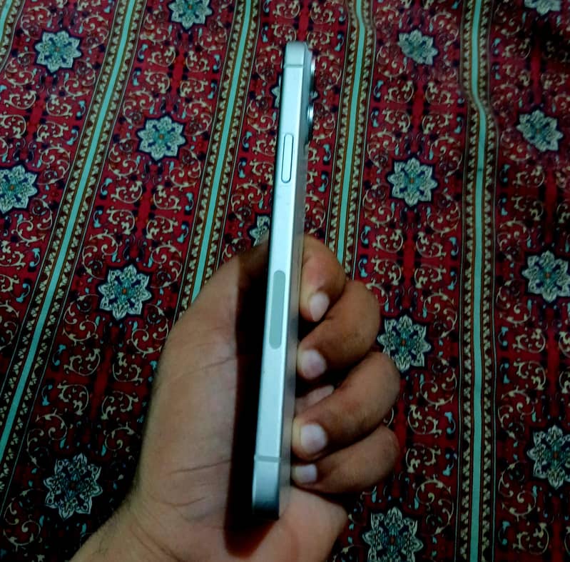 Apple iPhone 15 plus 3