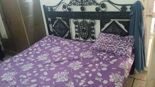 Bed King Size. Iron bed 6.5' x 6'