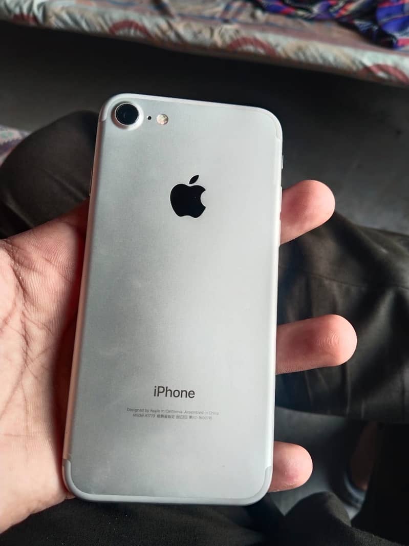 Apple iPhone 7 3
