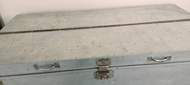 6 feet peti with iron stand