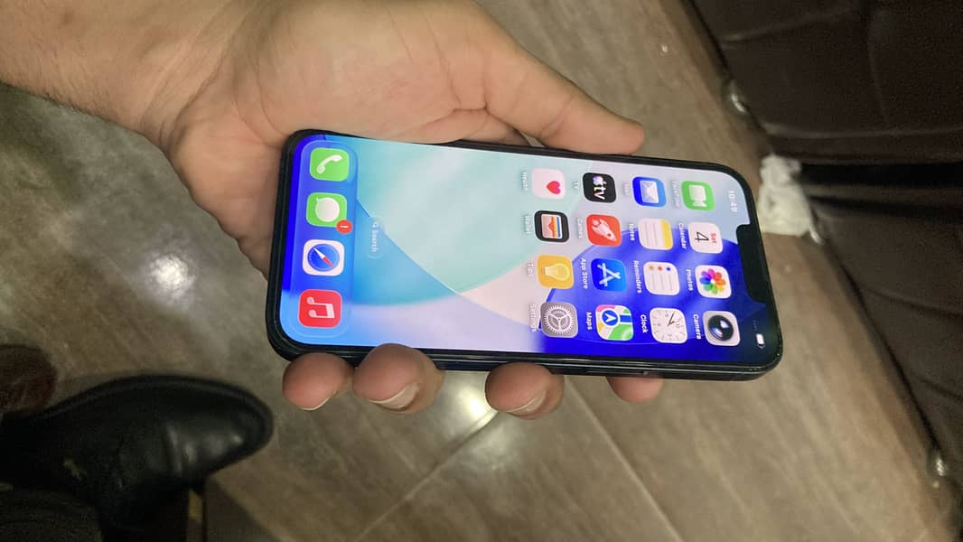 Apple iPhone 13 8