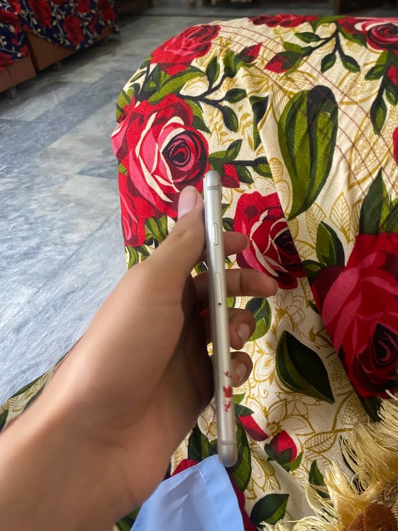 Apple iPhone 8 4