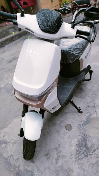 REVOO A11 Electric Scooty 2026 - 170 KM - Like New