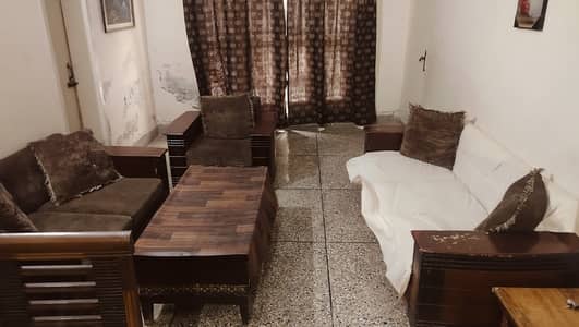 6 seater sofa set with 1 central table in googld condition
