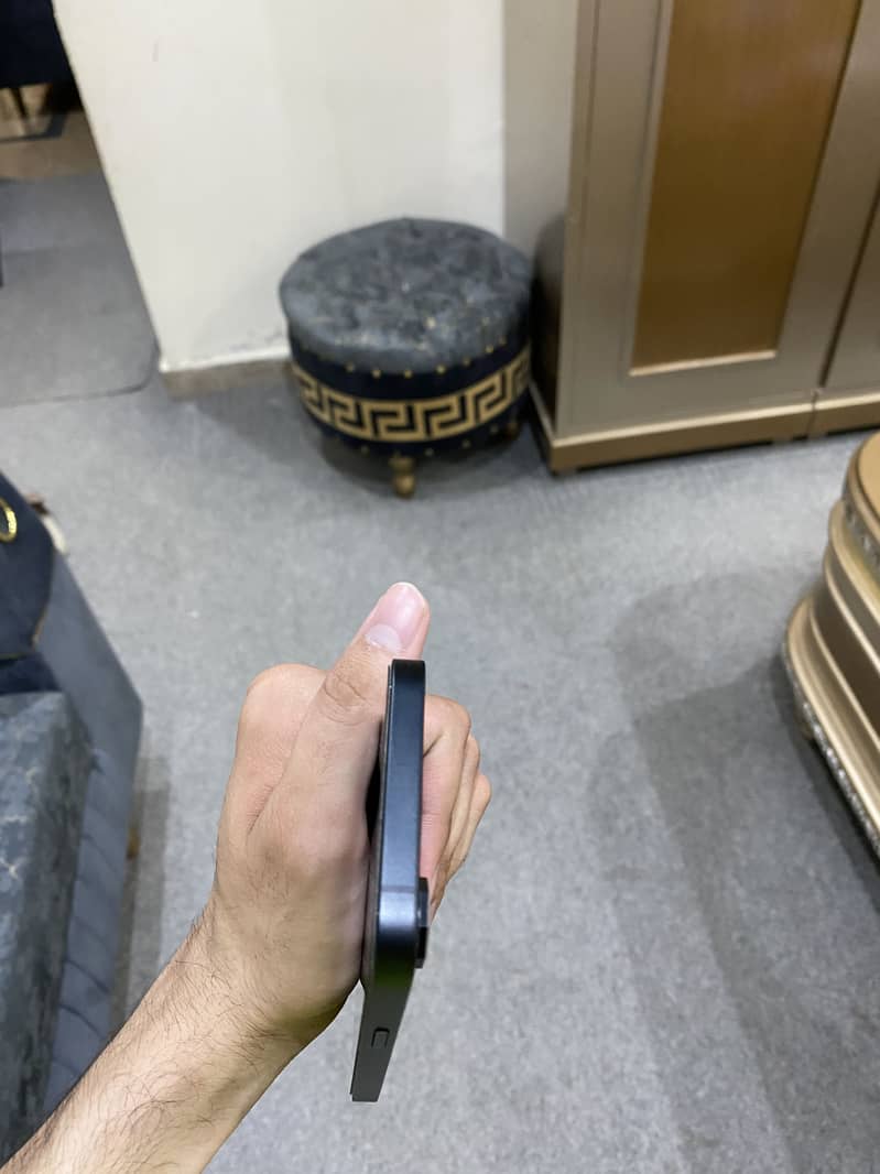 Apple iPhone 16e 3