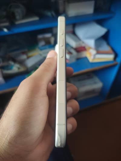 Apple iPhone 16