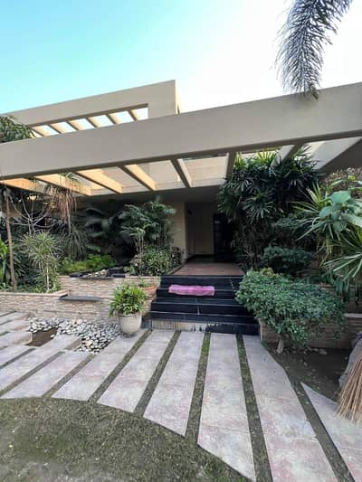 2 KANAL BEAUTIFULL HOUSE AVALIABLE FOR RENT FULL BASEMENT IN DHA PHASE 1