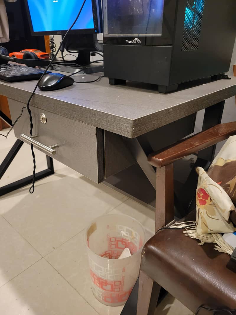 Computer Table 4 x 2  new condition 4