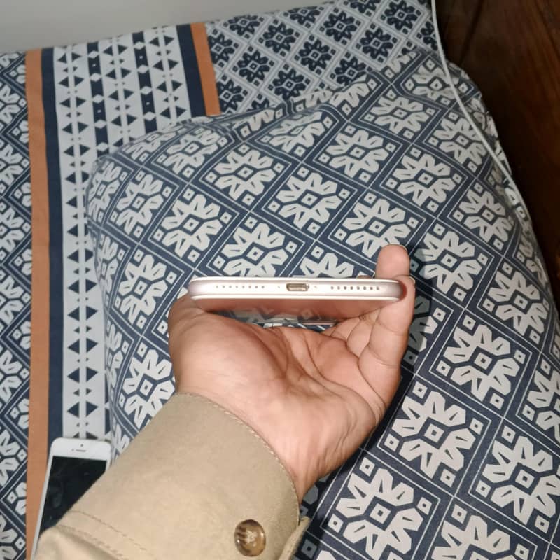 Apple iPhone 7 Plus 6