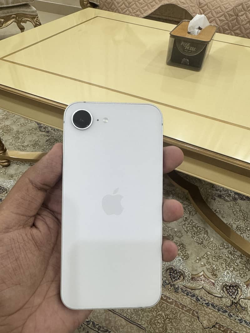 Apple iPhone 16e 0