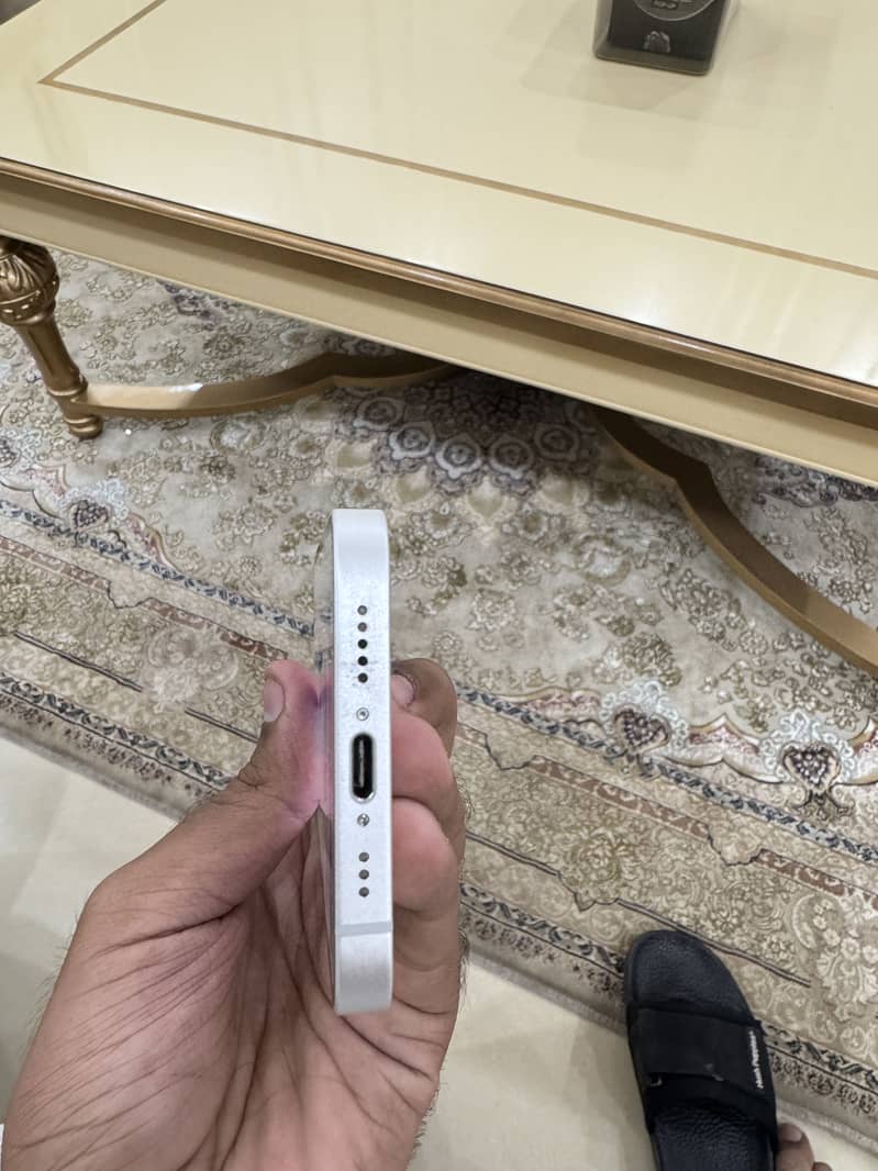 Apple iPhone 16e 1