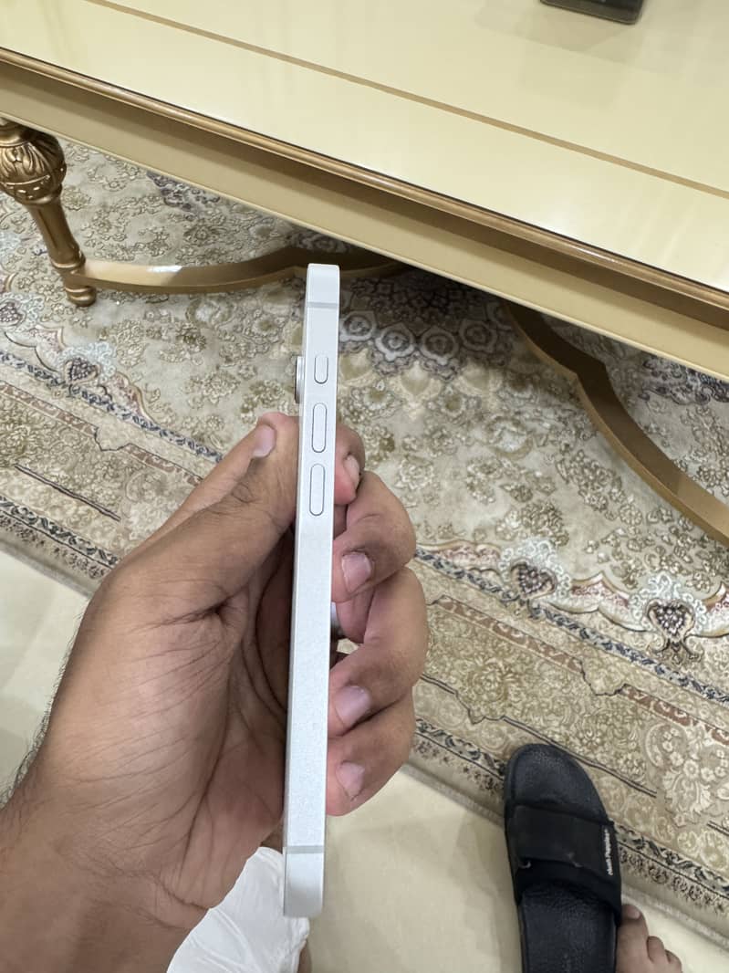 Apple iPhone 16e 2