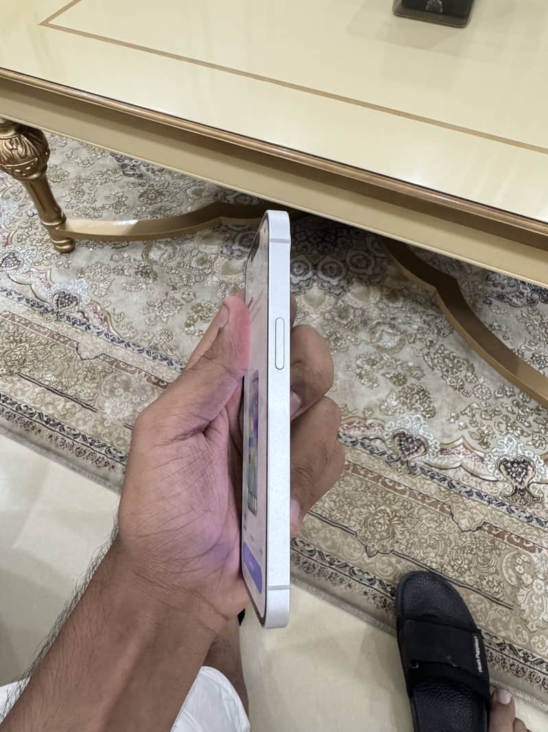 Apple iPhone 16e 3
