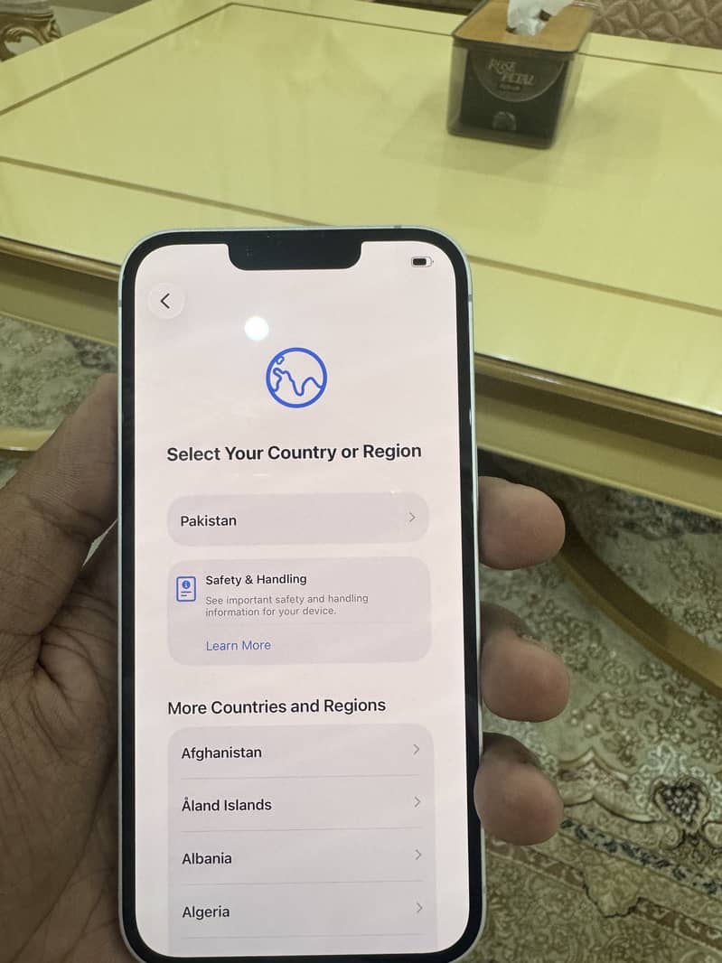 Apple iPhone 16e 4