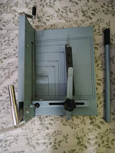 A4 heavy duty manual paper cutter almost new