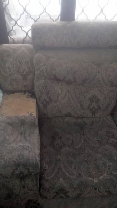 seats r in good condition only wood is damaged