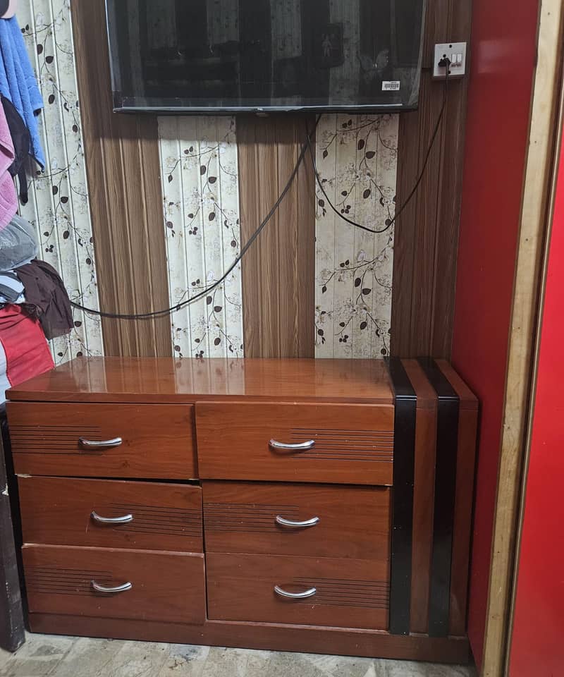 Bed with dressing and mirror 3