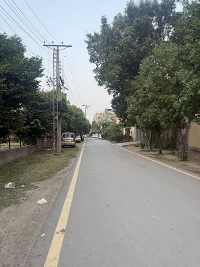 10 Marla Plot For Sale Near Mosque And Park On 40 Feet Wide Road