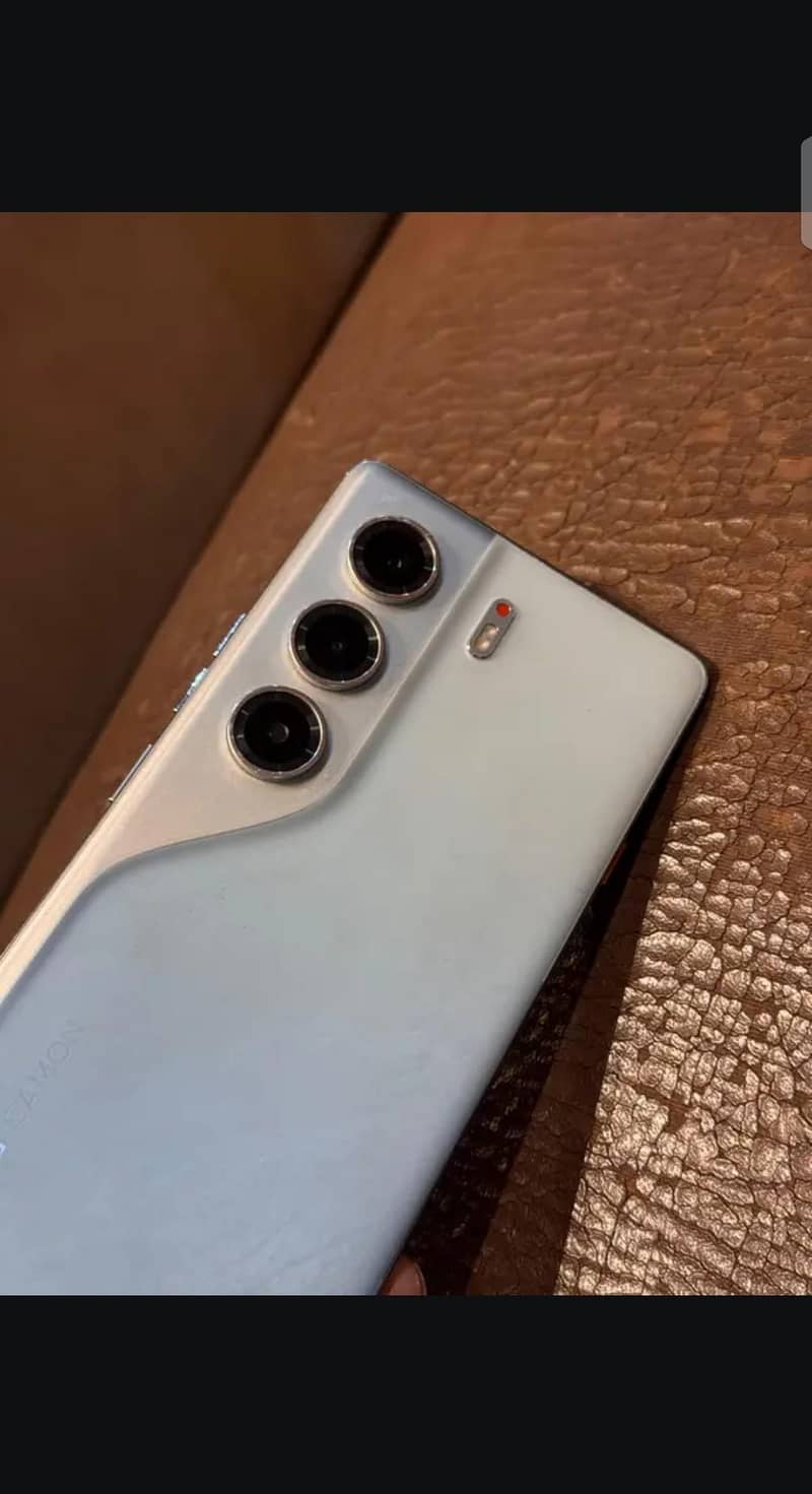 Tecno CAMON 40 Pro 1