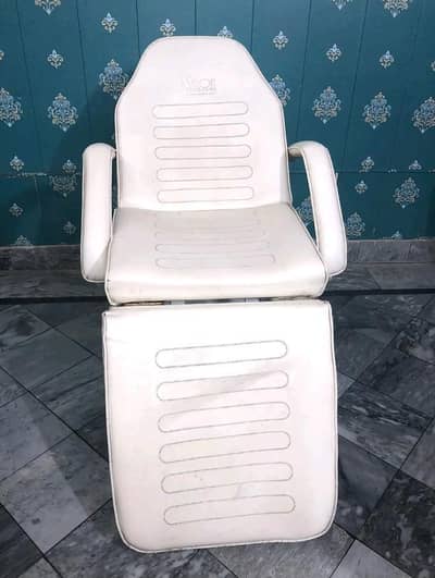 FACIAL BED