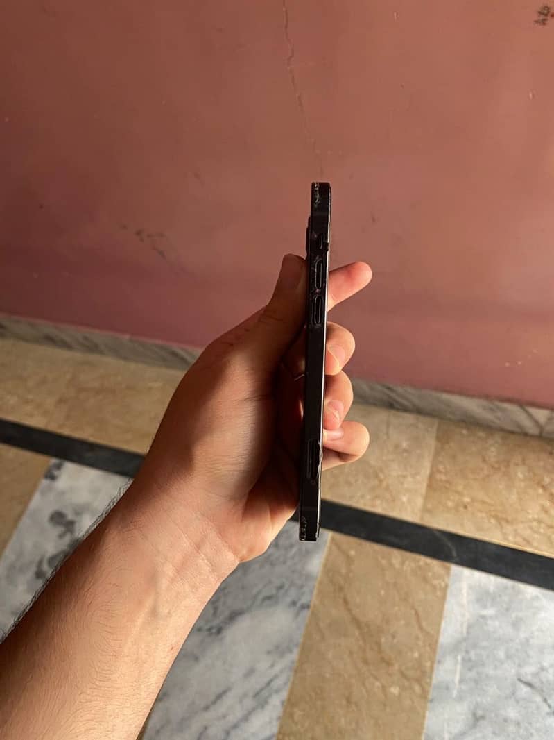 Apple iPhone 12 4