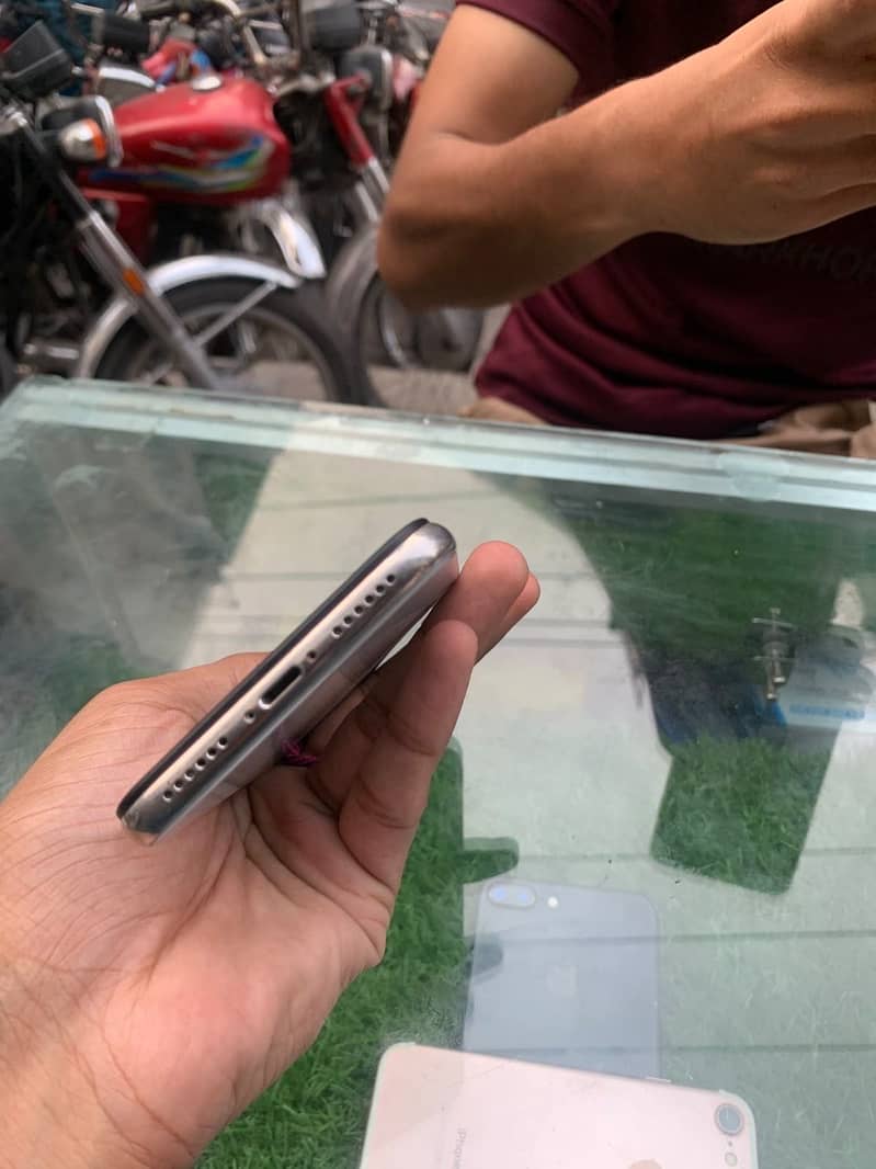 Apple iPhone X 4
