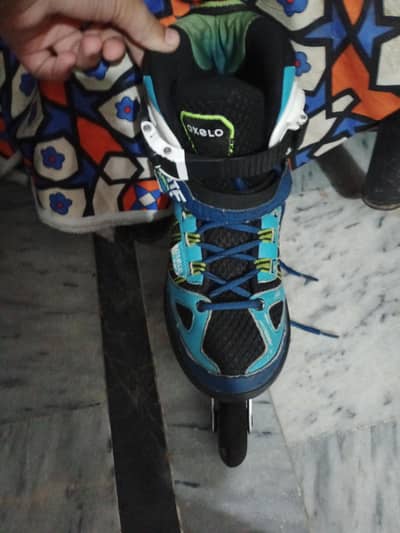 8 to 17 age skating shoeos 10/10 condition all ok 78mm tyre