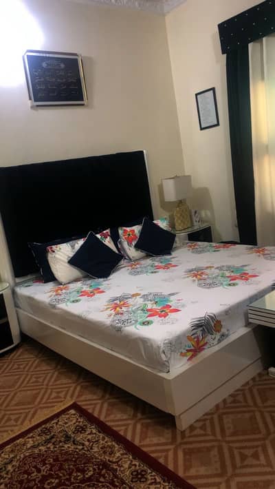 Selling this bed set…. .