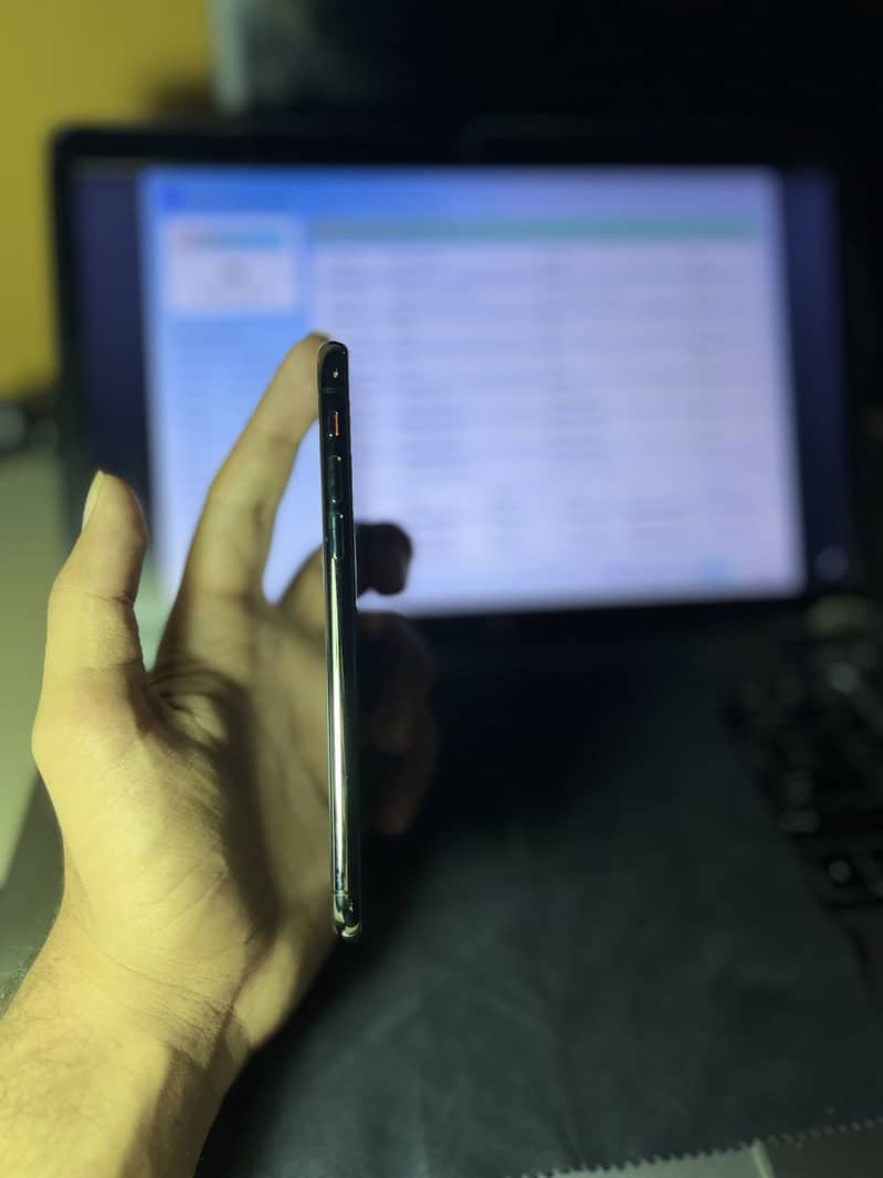 iPhone XS 4