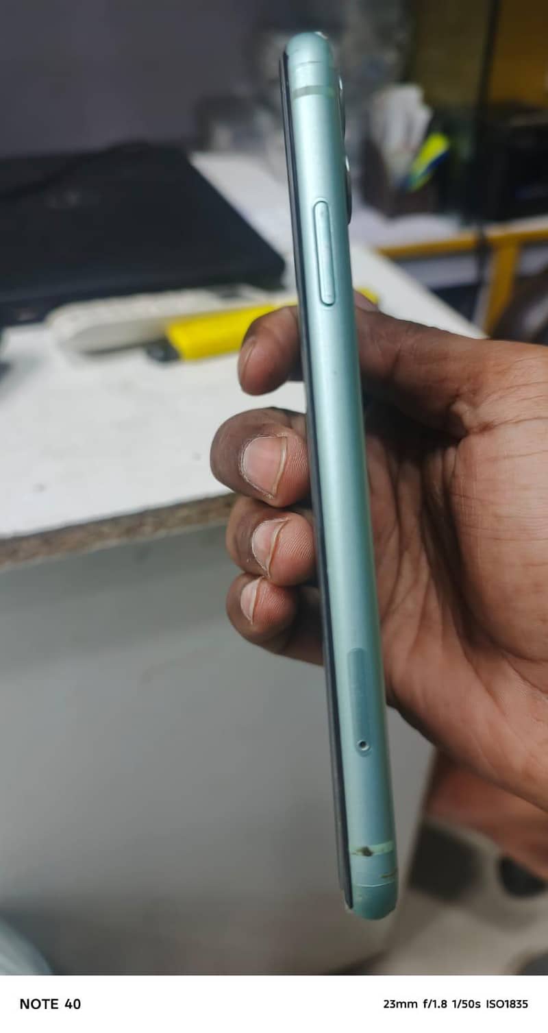 Apple iPhone 11 4