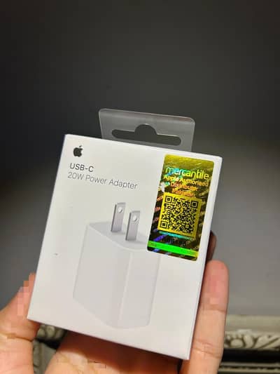 20 Watt Adaptor + USB C to lightning cable