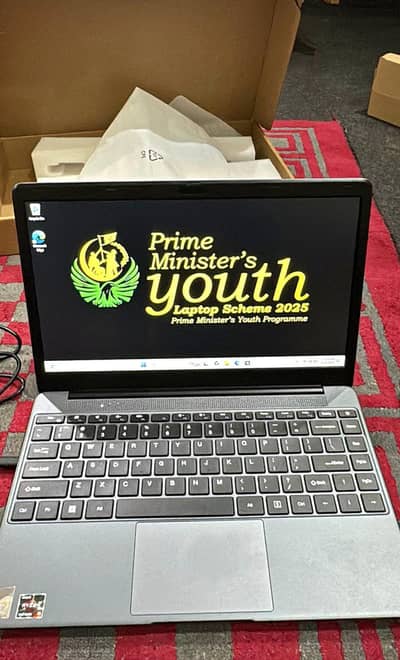 pm laptop| 8gb ram , 256gb ssd| clean piece | 10by10 condition|