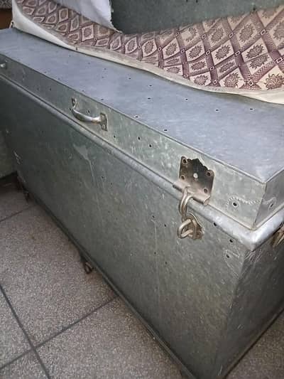 Iron Trunk - Peti